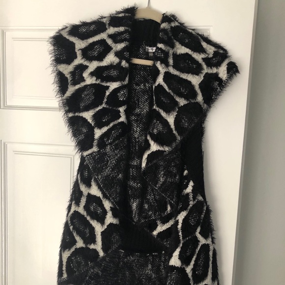 Gorgeous animal print sweater vest - Picture 1 of 6